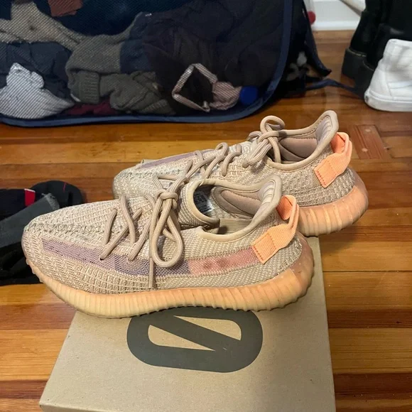 Yeezy Boost 350 V2 in Clay - Picture 2 of 6